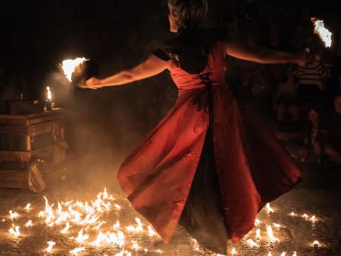 Noemi danza dentro un tappeto di fiamme a Medioevo a la Rocca, Rocca San Felice 2023