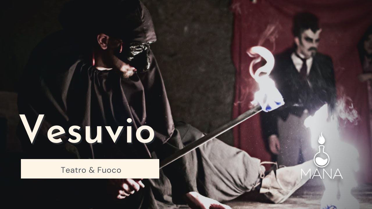 Il Pulcinella nero dello spettacolo di fuoco Vesuvio