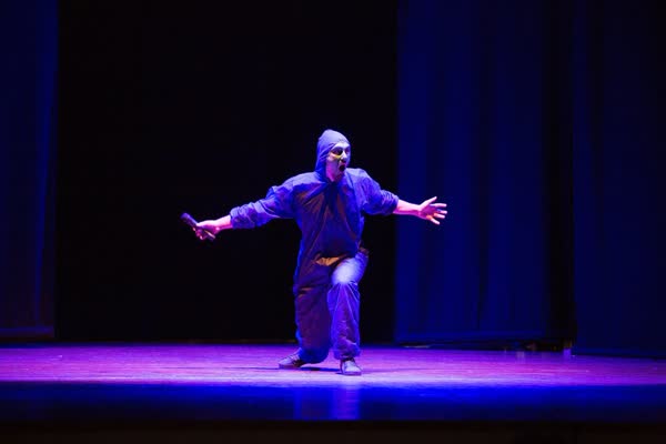 Il personaggio dell'alieno a braccia aperte nella luce viola, Cabaret dallo Spazio