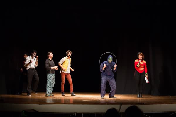 Il finale con tutta la compagnia allineata sul palco, Cabaret dallo Spazio