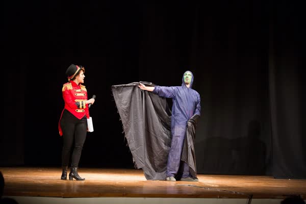 La presentatrice scopre l'alieno da sotto il mantello, Cabaret dallo Spazio