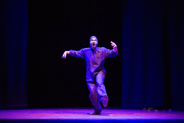 La danza dell'alieno sul palco illuminato di viola, Cabaret dallo Spazio