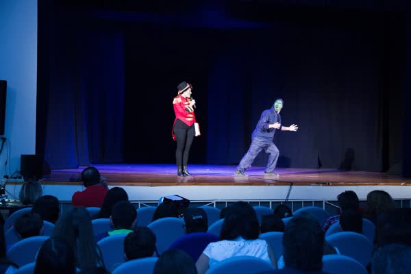 La sala del Teatro dei Piccoli durante lo spettacolo, Cabaret dallo Spazio