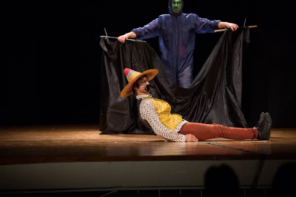 La scena del telo nero fra i due personaggi, Cabaret dallo Spazio