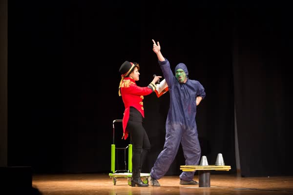 Numero di equilibrismo con i birilli in scena, Cabaret dallo Spazio