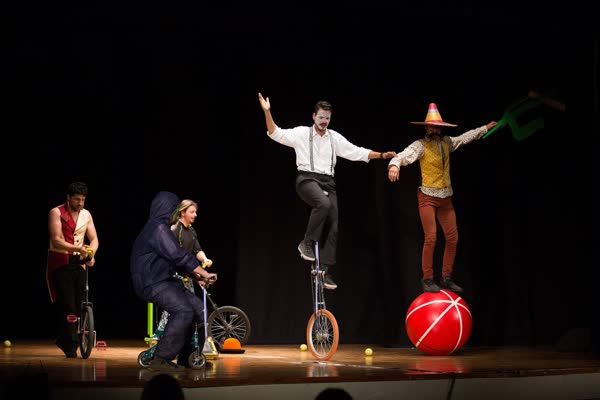 La compagnia in scena fra monocicli e sfera di equilibrio, Cabaret dallo Spazio al Teatro dei Piccoli di Napoli