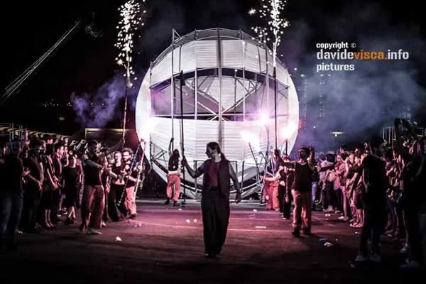 La sfera scenica di Afrodita y el Juicio de Paris fra il pubblico, La Fura dels Baus alla Mostra d'Oltremare