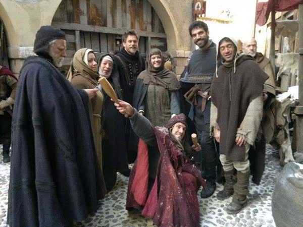 Il giullare in costume fra i figuranti sul set di Romeo & Giulietta