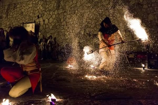 Scintille davanti al muro in pietra e al pubblico seduto, I Cortili della Storia 2017