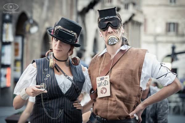 Alessandro e Noemi in costume per le strade del Chiodalamela Busker Festival, Perugia 2015