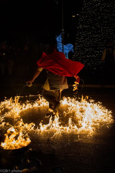 Cerchio di fuoco acceso a terra e mantello rosso, Ludi Pompeiani a Pompei 2017