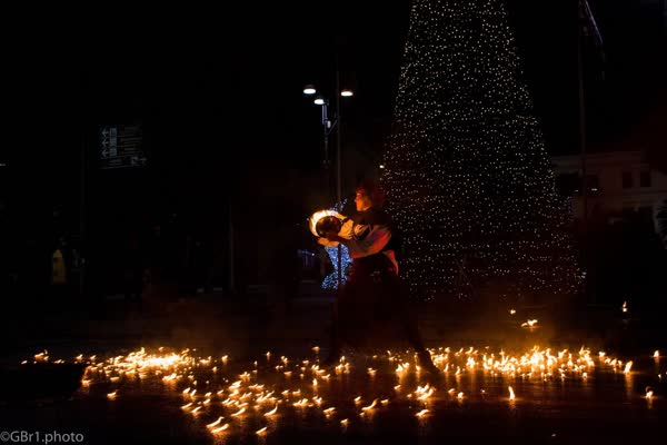 Cerchio di fuoco a terra sotto l'albero di Natale illuminato, Ludi Pompeiani 2017