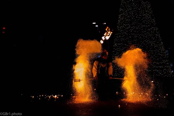 Due colonne di scintille davanti all'albero di Natale, Ludi Pompeiani 2017
