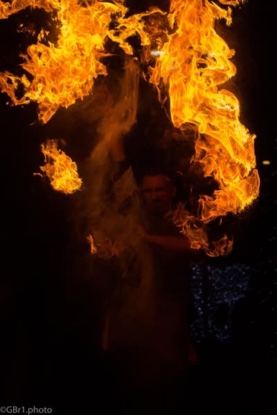 Fiamme vicine al viso del performer, Ludi Pompeiani a Pompei 2017