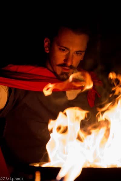Il performer con il mantello rosso e la fiamma in mano, Ludi Pompeiani 2017