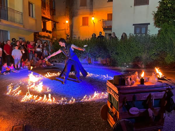 Cerchio di fuoco acceso sul selciato della piazza, Mojoca 2023