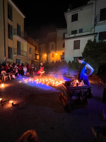 Fiamme aperte davanti alla performer in ginocchio, Mojoca 2023
