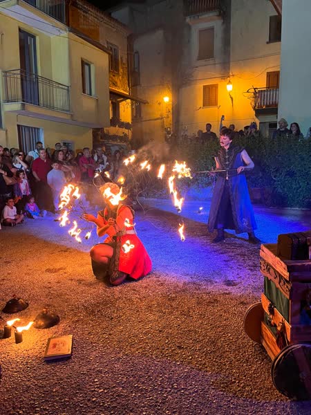 Il duo di Mana in scena con il fuoco al Mojoca, Moio della Civitella 2023