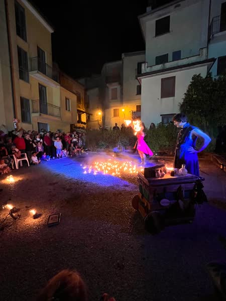 Scintille sparse sul selciato durante lo spettacolo, Mojoca 2023