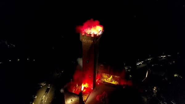 Il castello di Castelnuovo Magra illuminato durante l'Incendio al Castello per Via Dantis, agosto 2021