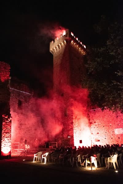 La torre del castello avvolta nel fumo rosso, Incendio al Castello a Castelnuovo Magra 2021