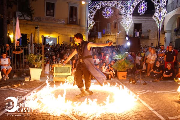 Cerchio di fuoco acceso a terra davanti al pubblico, Festival degli Antichi Casali a Puccianiello 2023