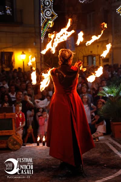 Noemi con corona di fuoco e ventagli accesi, Festival degli Antichi Casali 2023