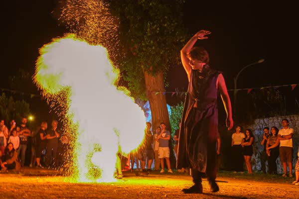 Esplosione di scintille durante lo spettacolo di fuoco, Atella Sound Circus 2023
