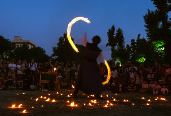 Scie di fuoco circolari davanti al pubblico all'ora blu, Atella Sound Circus 2023