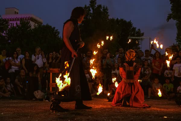 Spettacolo di fuoco di Mana davanti al pubblico seduto, Atella Sound Circus 2023