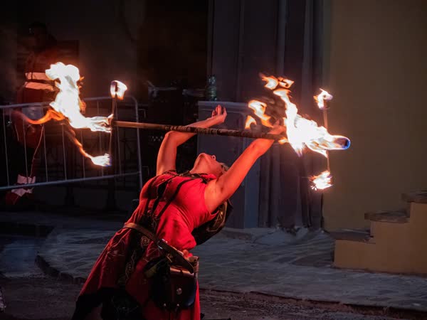 Fiamme vicine al viso della performer, Athanor a Brindisi Montagna 2022