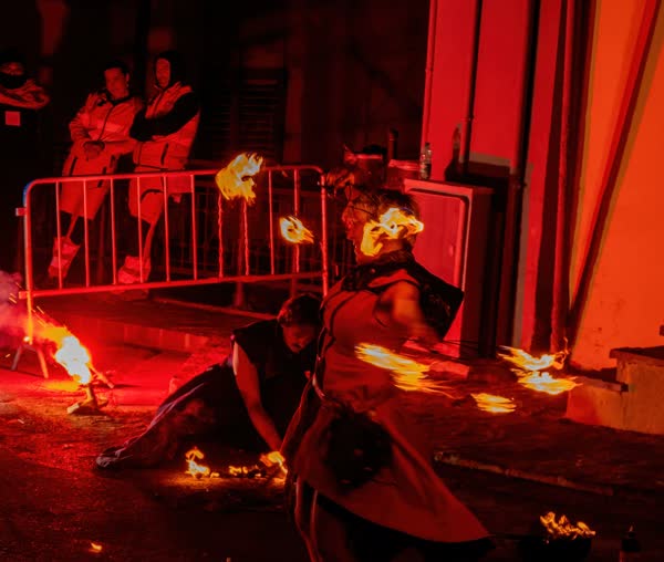 Fuoco nella luce rossa di scena, Athanor a Brindisi Montagna 2022