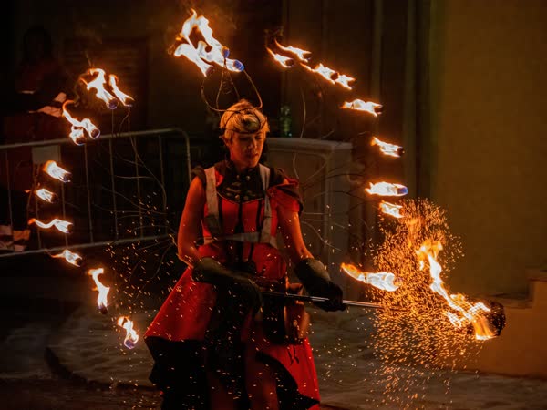 Ventaglio di fiamme aperto nel buio, Brindisi Montagna 2022