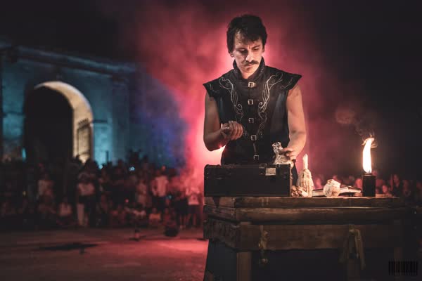 Il Banco degli Alchimisti illuminato nel cortile del Castello del Malconsiglio, Miglionico 2023