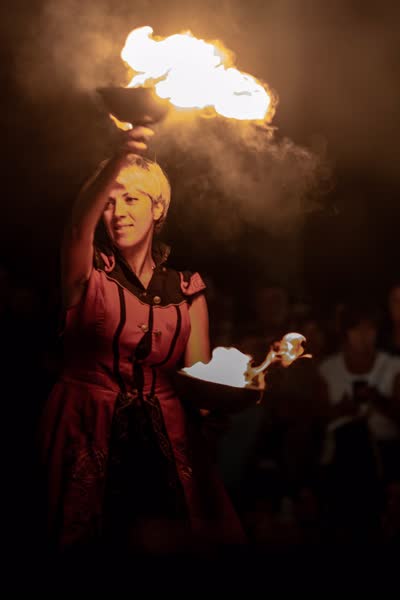 Fiamma vicina al viso della performer, La Congiura dei Baroni 2023