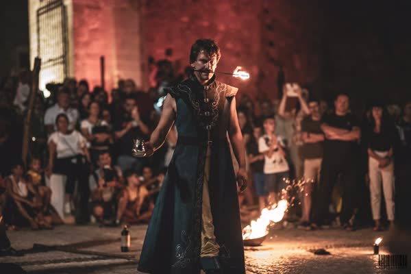Fuoco contro le mura illuminate del Castello del Malconsiglio, Miglionico 2023