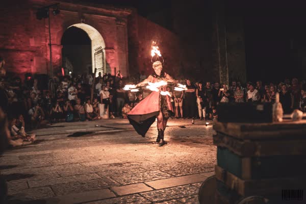 Giro con il fuoco davanti al pubblico del castello, Miglionico 2023