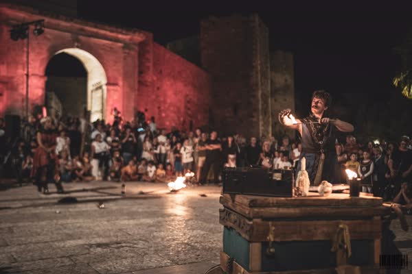 Il pubblico nel cortile del castello durante lo spettacolo di fuoco, Miglionico 2023