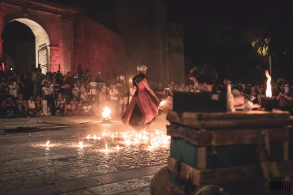 Mantello e fiamme accese sul selciato del castello, La Congiura dei Baroni 2023