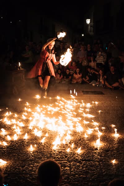 Abito rosso fra le fiamme del tappeto di fuoco, Athanor a Medioevo a la Rocca 2023