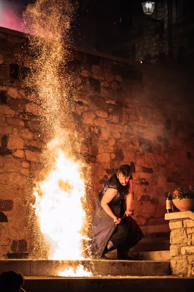 Colonna di fuoco che sale davanti alle scale del borgo, Medioevo a la Rocca 2023
