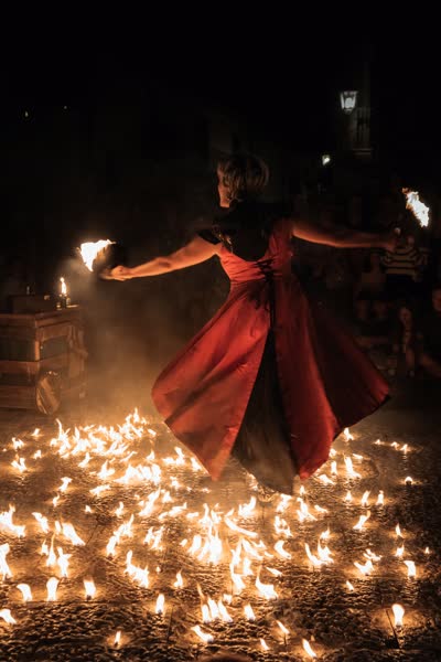 Danza nel tappeto di fuoco durante Athanor, Medioevo a la Rocca, Rocca San Felice 2023