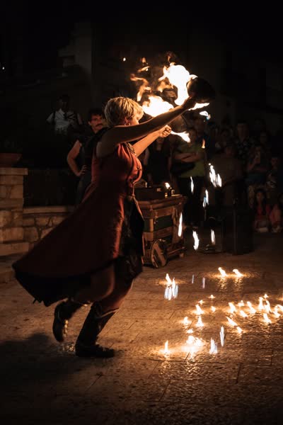 Fuoco in movimento davanti agli spettatori seduti, Medioevo a la Rocca 2023