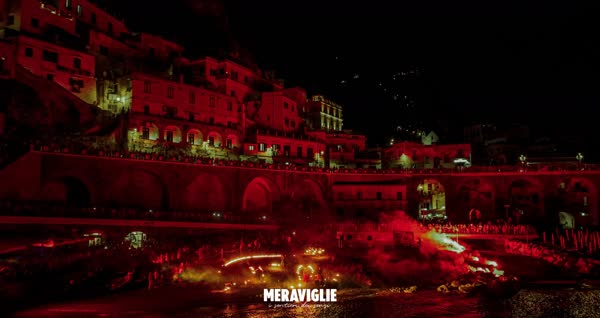 Atrani illuminata di rosso durante lo spettacolo sulla spiaggia, Meraviglie 2023
