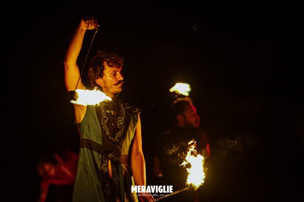 Braccio alzato con il fuoco durante la performance ad Atrani, 2023