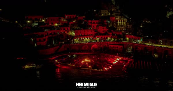 Il borgo di Atrani illuminato dall'alto durante lo spettacolo, Meraviglie 2023