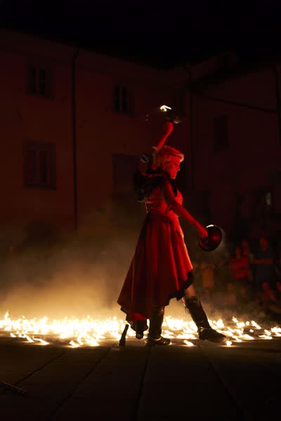 Abito rosso fra le fiamme accese a terra, Filetto 2022