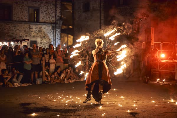 Ali di scintille aperte davanti alla piazza gremita, Via Dantis a Filetto Rinascimentale 2022