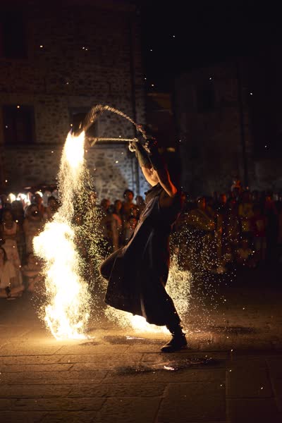Arco di fuoco e scintille sopra il pubblico, Filetto Rinascimentale 2022