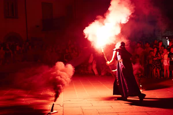 Fumo rosso e fiamma in mano al performer, Via Dantis a Filetto 2022